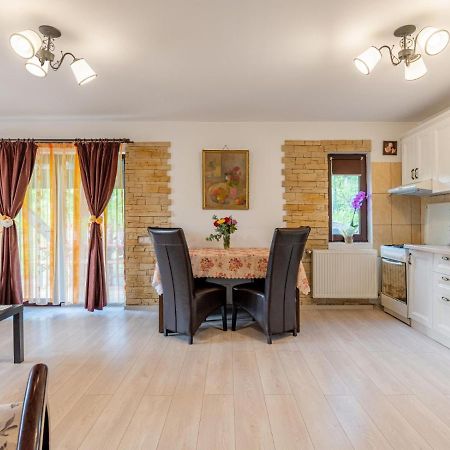 Casuta Cu Trandafiri Slănic Exterior foto