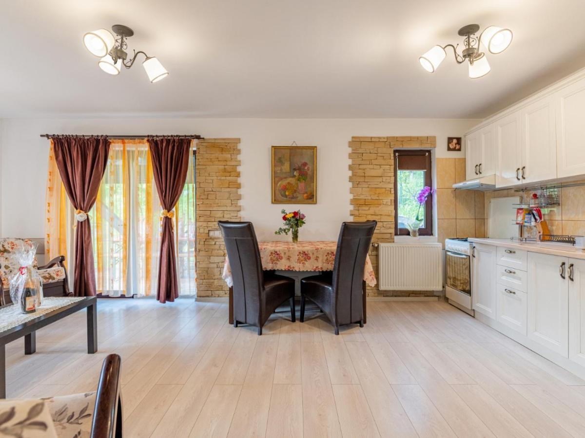 Casuta Cu Trandafiri Slănic Exterior foto