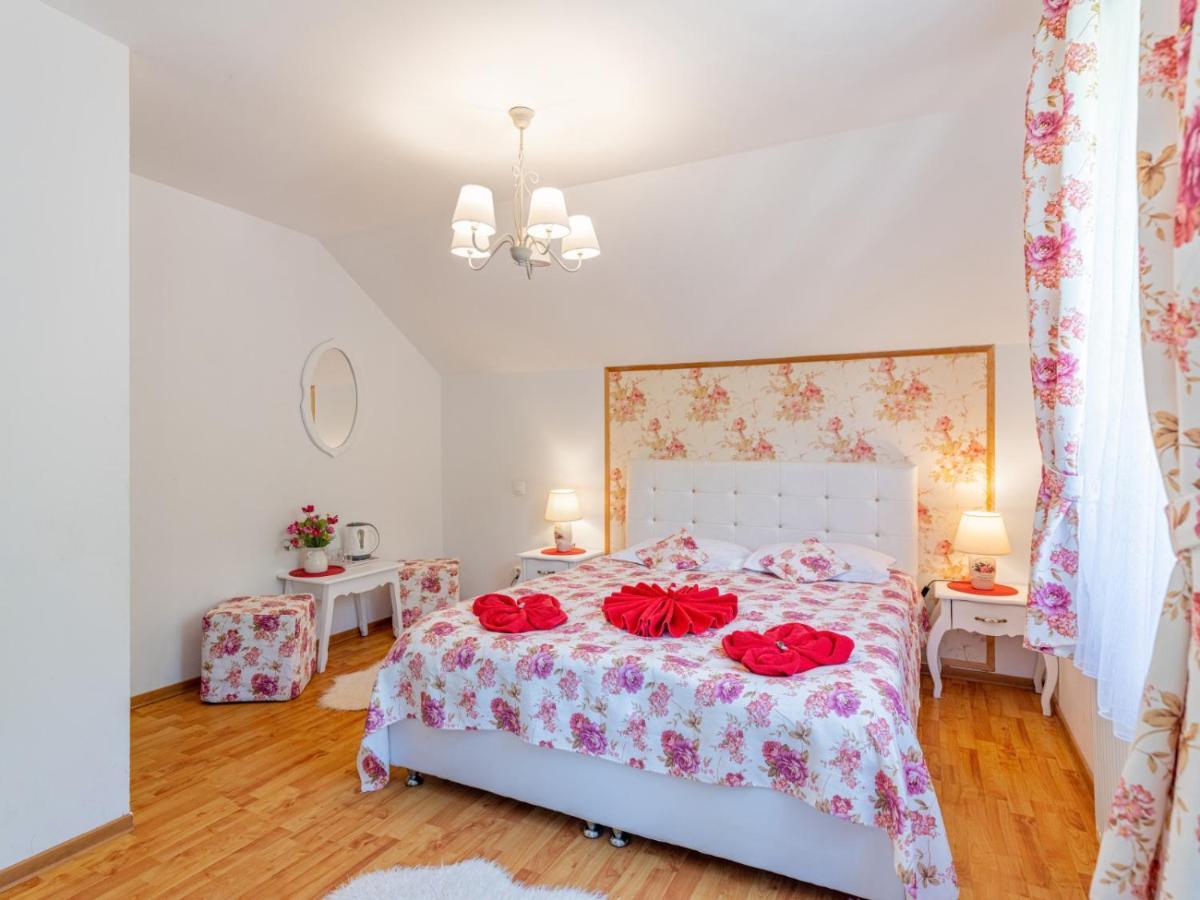 Casuta Cu Trandafiri Slănic Exterior foto
