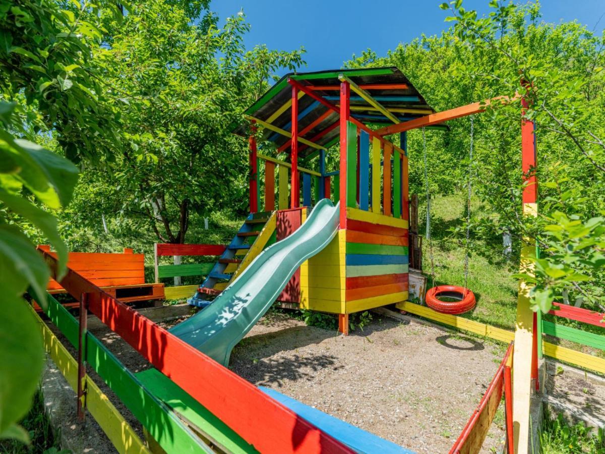Casuta Cu Trandafiri Slănic Exterior foto