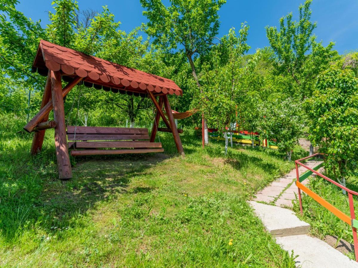 Casuta Cu Trandafiri Slănic Exterior foto