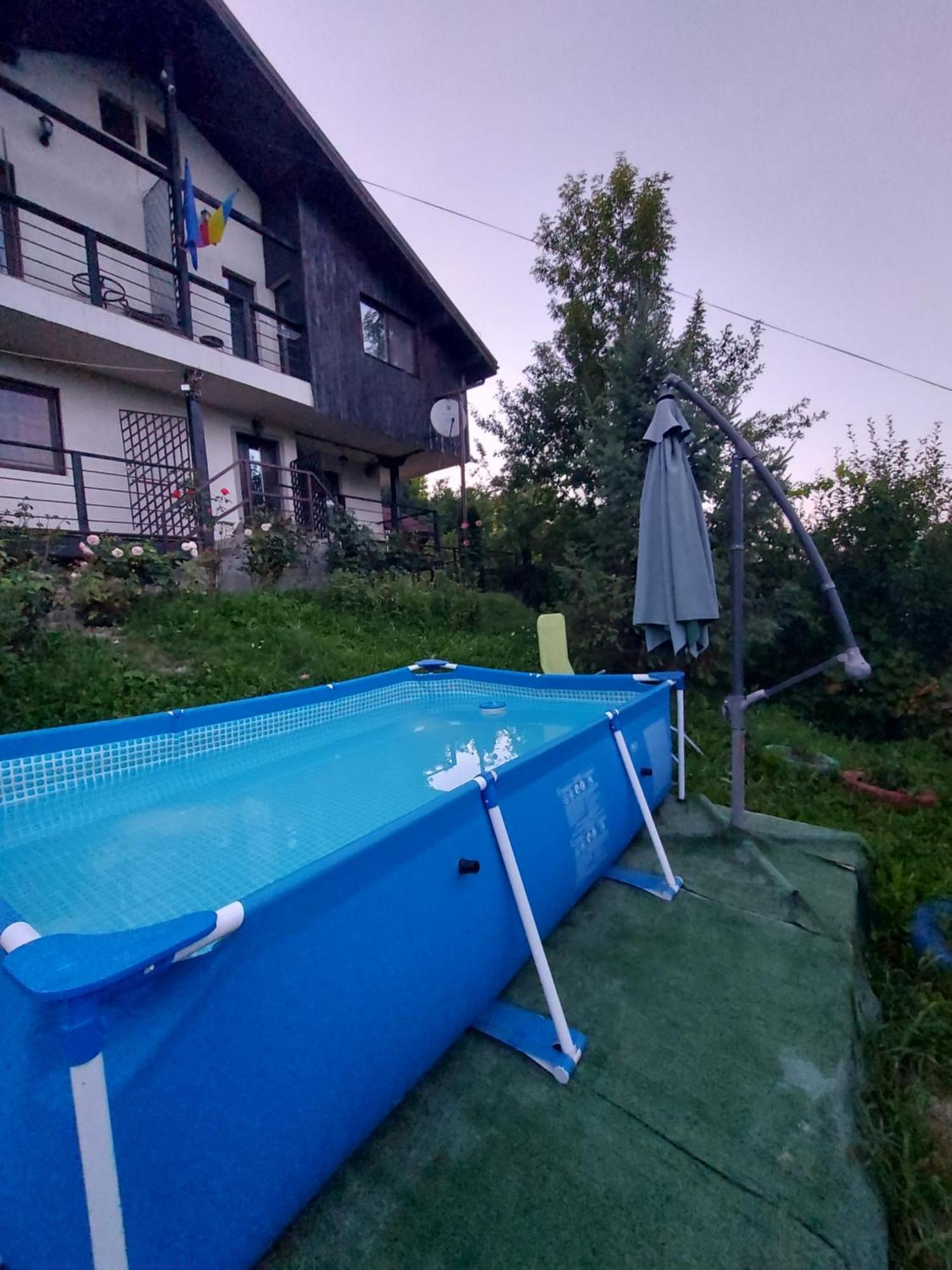 Casuta Cu Trandafiri Slănic Exterior foto