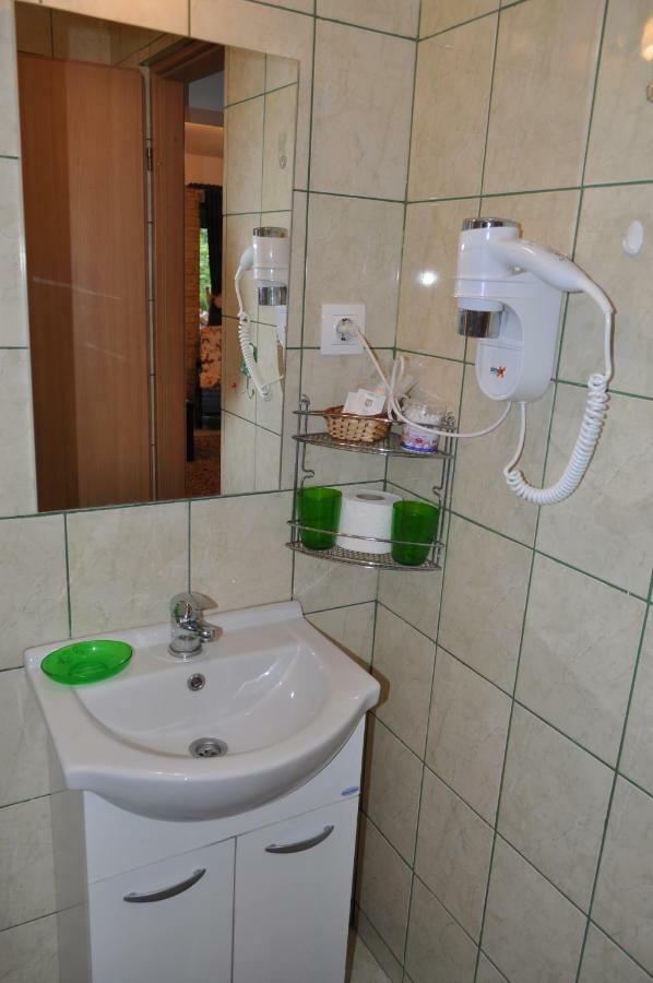 Casuta Cu Trandafiri Slănic Exterior foto